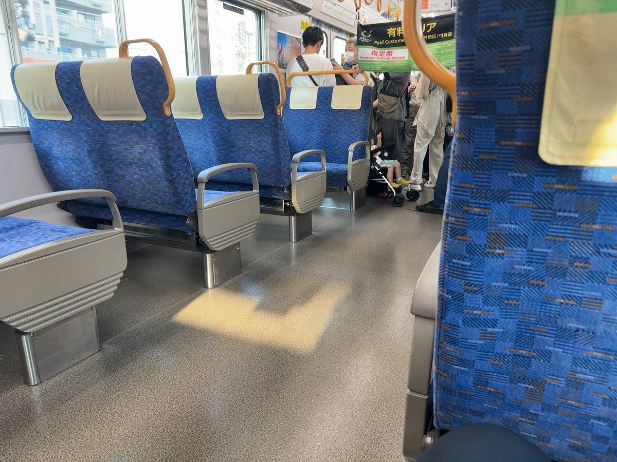 RicemanCook0724's tweet photo. うれし〜とが弊社以外誰もいなくて快適。300円もすんの？高いわーって言って通り過ぎてた人がいるかと思えば、未だに指定席券無しで着席して車掌に注意されてる人もいたり。座る前になぜそこだけ空席なのか不思議に思わないのかしらん https://t.co/u9FK5CCi9M