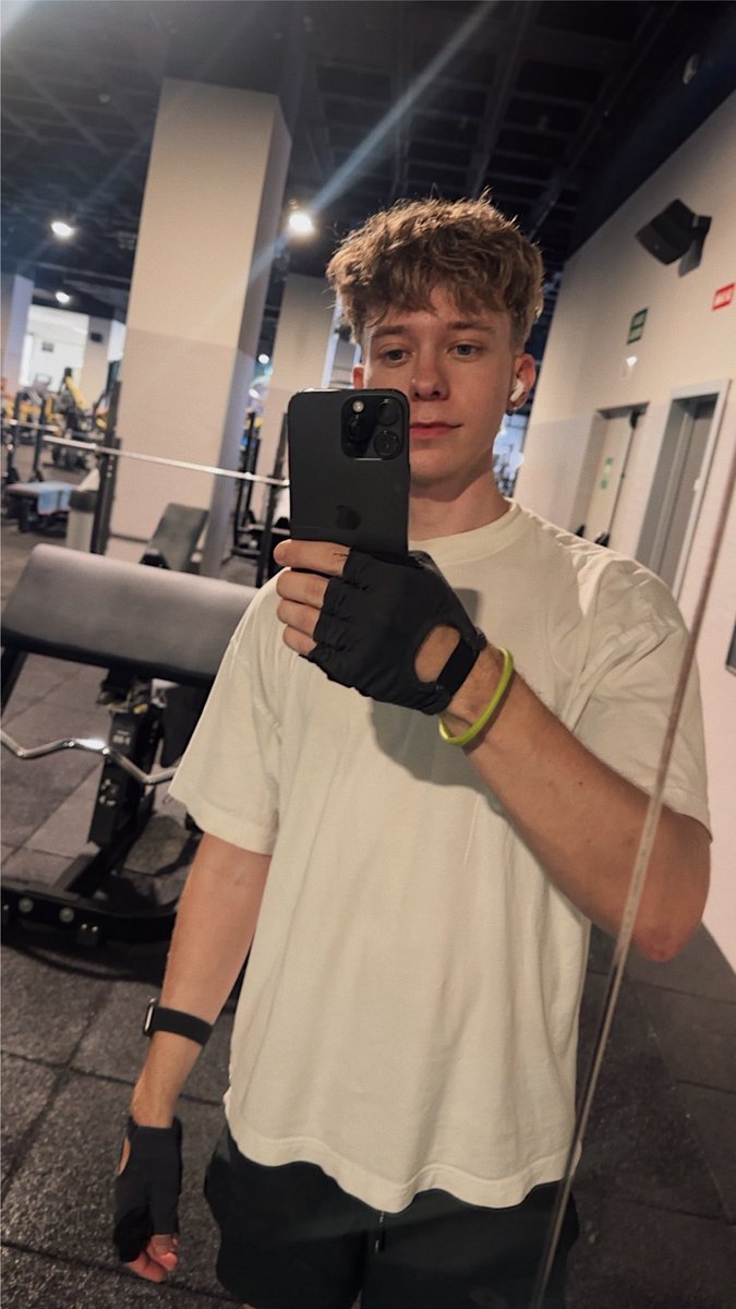 georseny's tweet photo. Felt cute, might delete later https://t.co/MEiTiGrLAn