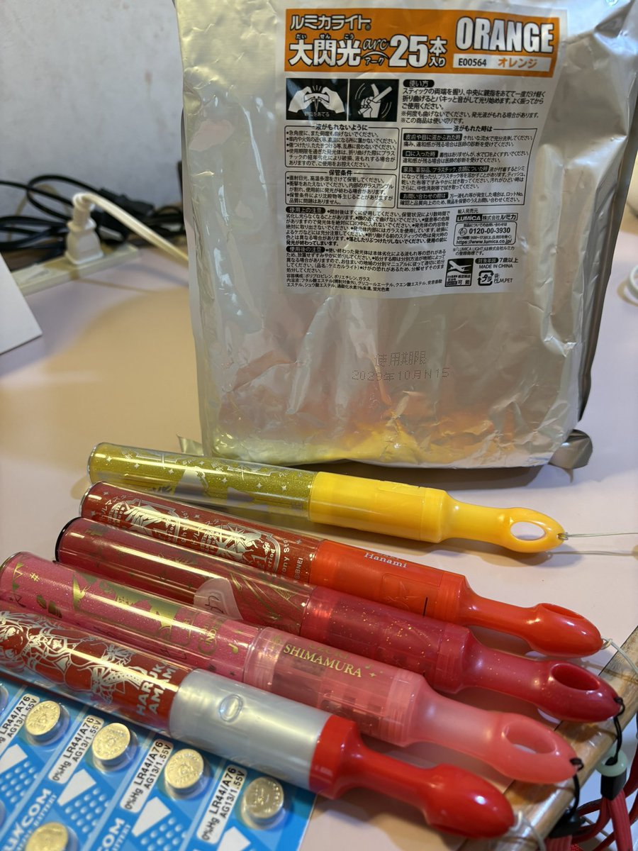 Helm_Cminor's tweet photo. ホテルでペンラの電池替えながら脳内の中川が「全部同じじゃないですか！？」ってツッコミ入れてくる

これだからしろうとはダメだ！もっとよく見ろ！

藤田ことね　こいつだけ黄色だ

奥のUOがやよいだ　キラメキラリで全部折る https://t.co/AMOBmlQ3Ix