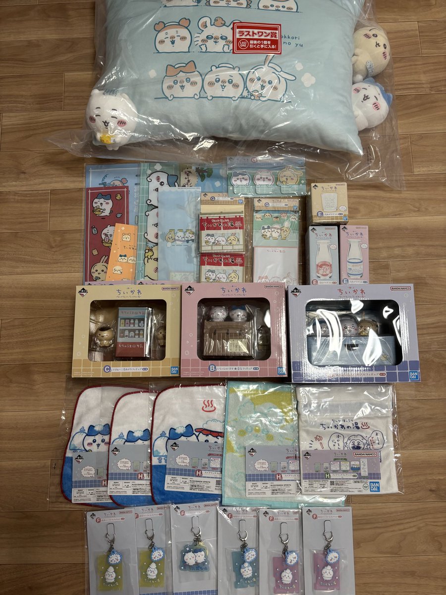zusa35sweets's tweet photo. 去年の夏と冬のエニマイくじ
冬はマグカップ溢れすぎてたっくさん配った後の写真😆
#ちいかわ　#エニマイくじ https://t.co/1A3Z00TcPu