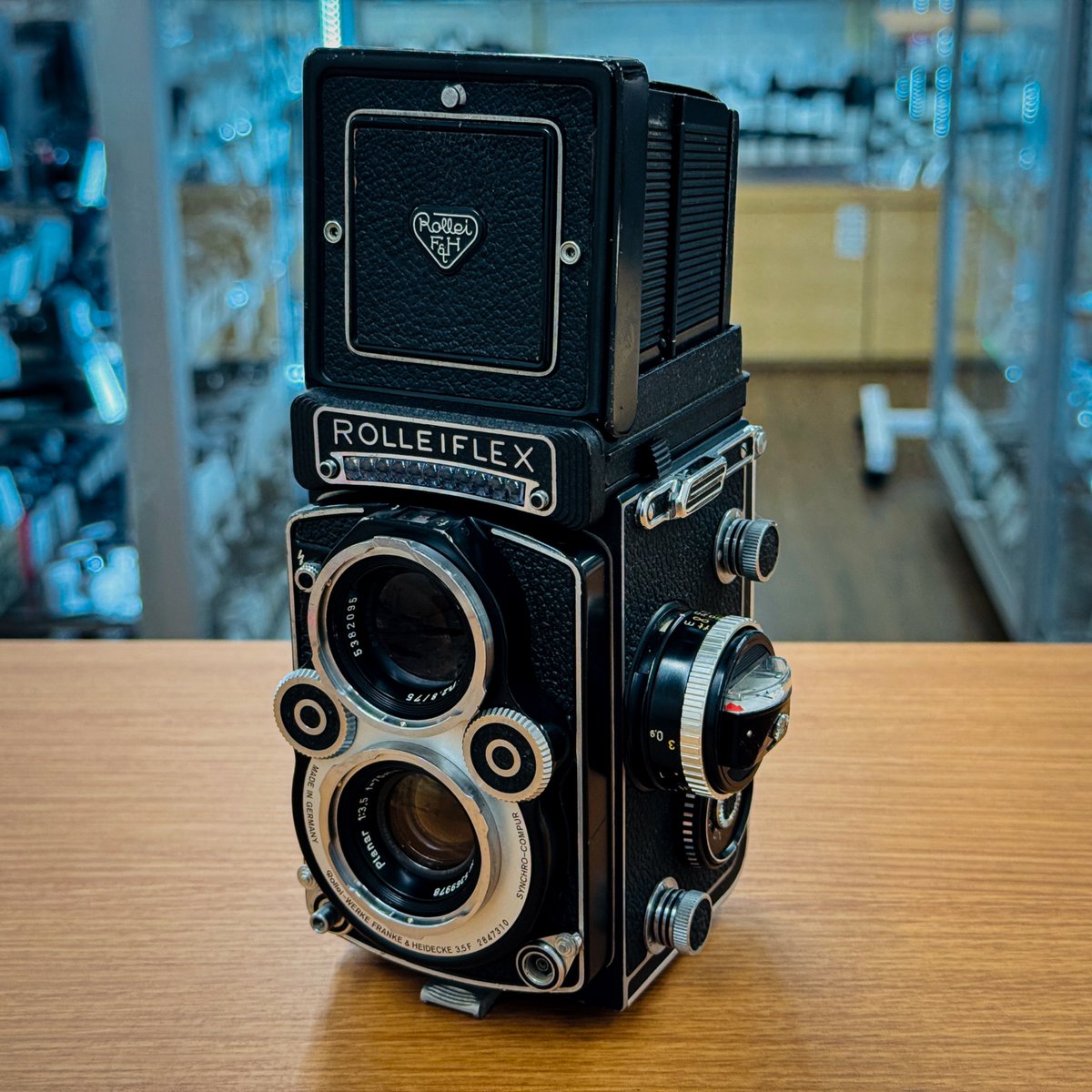 dkcamera2027's tweet photo. 📸 Great camera available.

Rolleiflex 3.5F

A classic twin-lens reflex camera featuring a Planar 75mm f/3.5 lens.

Enjoy waist-level shooting and the distinctive square format of 6×6 film.

Tax-free available.

#Rolleiflex #TwinLensReflex #MediumFormat #FilmCamera #Shinjuku https://t.co/ZibVOdu9gK