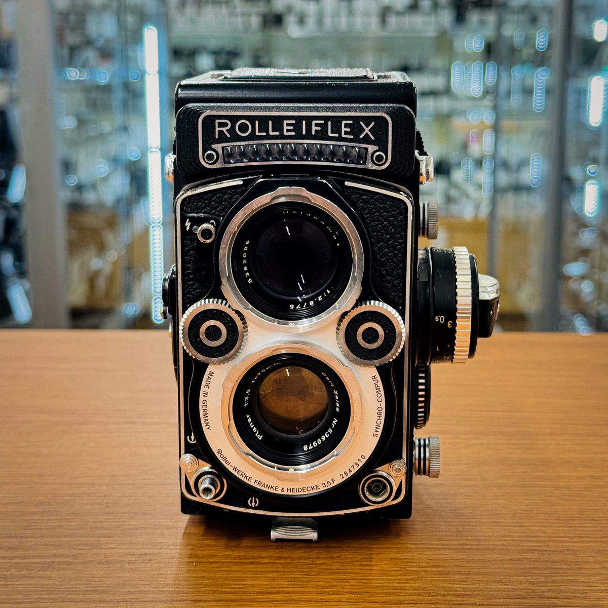 📸 Great camera available. Rolleiflex 3.5F A classic twin-lens
