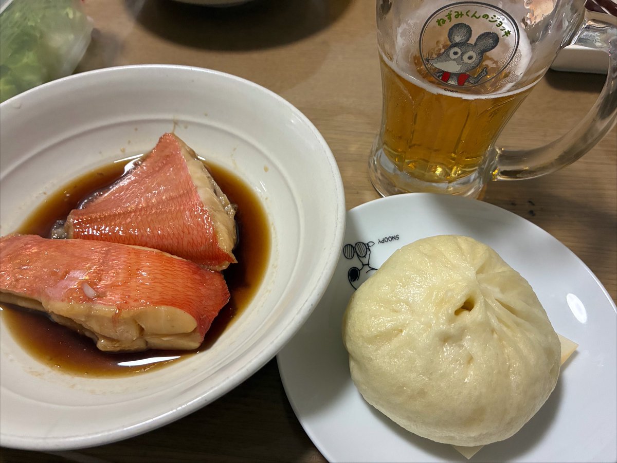 ayamak's tweet photo. 昨日娘②がお祭り行ってる間に
大阪で買っといた豚まん蒸して、もらった金目鯛を煮付けてゆっくり食べましたー😆
うまかったー✨ https://t.co/tJnHk5jUZw