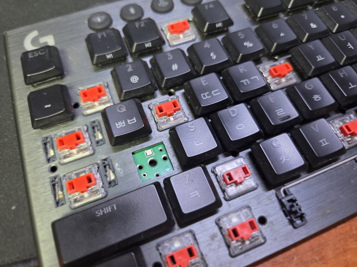 1004v's tweet photo. 경기도 용인시에서 스위치 입력이 정상적으로 안됨으로 택배 입고된 Logitech G913 TKL YR0076 로지텍 키보드 해외직구 사설 수리 고장 AS

고객님께서 "A 스위치가 입력이 정상적으로 안됨 A키 누를때 한번 입력하고 땔때도 한번 입력됨  A 키를 꾹 누르면 계속 입력되지않음"으로 수리요청해주셨습니 https://t.co/6L0hSjs8le