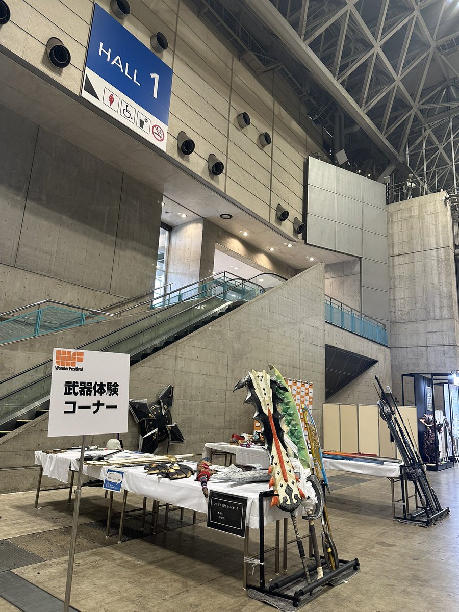 cos_item's tweet photo. 【ワンフェス武器体験コーナー】設営完了しました！
ホール1
クロークすぐ目の前！
誰でも見て👀触って🖐️撮れます📷
皆様のご来場お待ちしております！

#ワンフェス2026
#WF2026s
#コスプレアイテム体験 https://t.co/YhiY9OnYQs