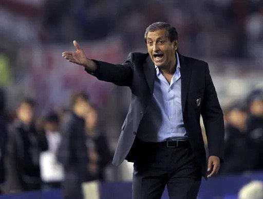 fran_giorgini's tweet photo. Poco se puede esperar de un equipo que no tiene una idea de juego clara. River tiene los jugadores para jugar bien a la pelota, pero no tiene quien los ordene. Hoy vimos cómo nadie en el cuerpo técnico de Coudet es capaz de dirigir un partido. Es hora de traer a quien debían. 👇 https://t.co/ZFG1xxfShC