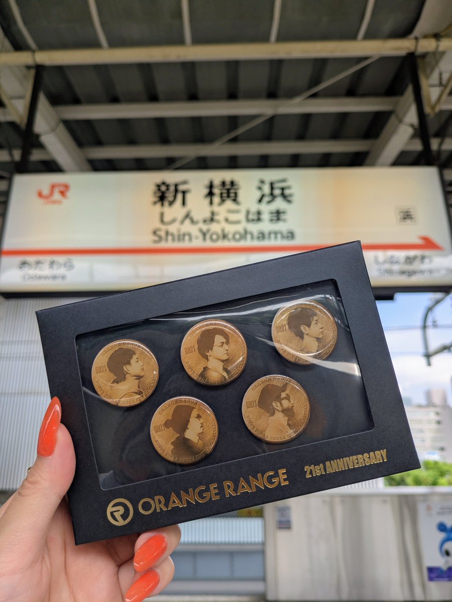 OR_AYAPESU's tweet photo. 新横浜駅到着！🚄✨
1000%ド派手にお祝いして楽しむ！！㊗️🍊

オレンジレンジ㊗25周年おめでとう！🥳🎉✨

#YOKOHAMAUNITE音楽祭
#ベストヒット・チャンプルー
#ORANGERANGE https://t.co/6L58n9v3eZ