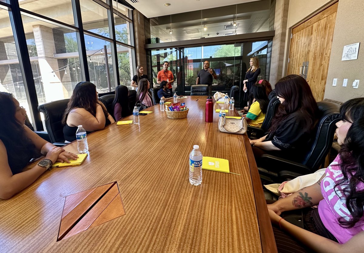 PoRtAvOz's tweet photo. Gracias a las "Poderosas" por visitar los estudios de @nmasunivAZ antes de su Cumbre Estatal en Phoenix. Agradecemos el dialogo constructivo e importantes preguntas que se compartieron. Nuestras "poderosas" y "poderosos" de Univision Arizona disfrutaron intercambiando experiencias y se sintieron inspirados por su compromiso de liderar el cambio y motivar a otros a involucrarse en sus comunidades. Gracias @PoderLatinx  por la oportunidad.
