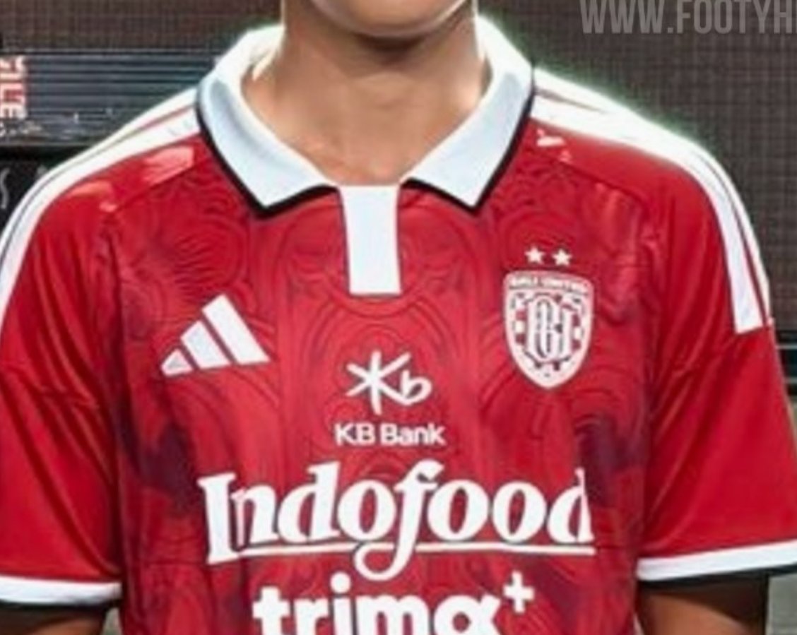 Footy_Headlines's tweet photo. 🙃 Using AI for your product images that show outdated 3 stripes and Adidas tech https://t.co/8PS5Wg6zCz