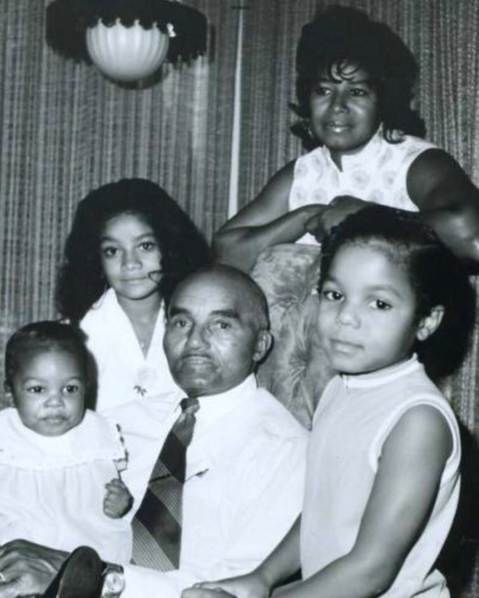 latoyajackson's tweet photo. 4 generations of love! Enjoy life with your loved ones, nothing last forever! Remember to let your love ones know you love them!!! My grandfather Samuel Jackson, my mother, me, @janetjackson and Stacey! ❤️
#thejacksons #jackson #Jacksonfamily #love #latoyajackson https://t.co/JcaluweWEK
