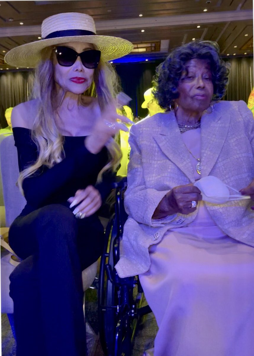 latoyajackson's tweet photo. 4 generations of love! Enjoy life with your loved ones, nothing last forever! Remember to let your love ones know you love them!!! My grandfather Samuel Jackson, my mother, me, @janetjackson and Stacey! ❤️
#thejacksons #jackson #Jacksonfamily #love #latoyajackson https://t.co/JcaluweWEK
