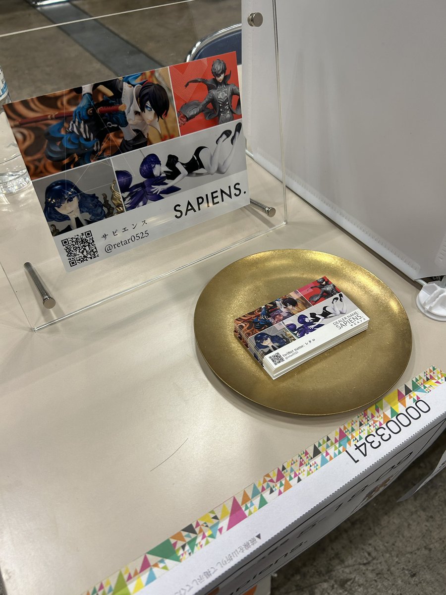 retar0525's tweet photo. 友人からの誕生日プレゼントの真鍮皿を名刺受けにしました✌️卓のレベルが上がった気がする✨ https://t.co/XRFHTntwpy