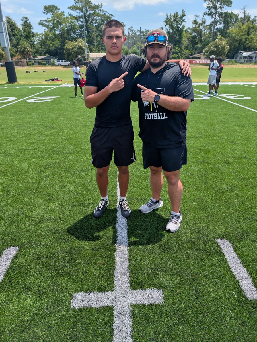 AntonioSimon5's tweet photo. Appreciate all the coaches at @VState_Football and specifically @CoachNelsonVSU for working with the WRS and giving us good tips to improve our game. https://t.co/33B1xkrFDk