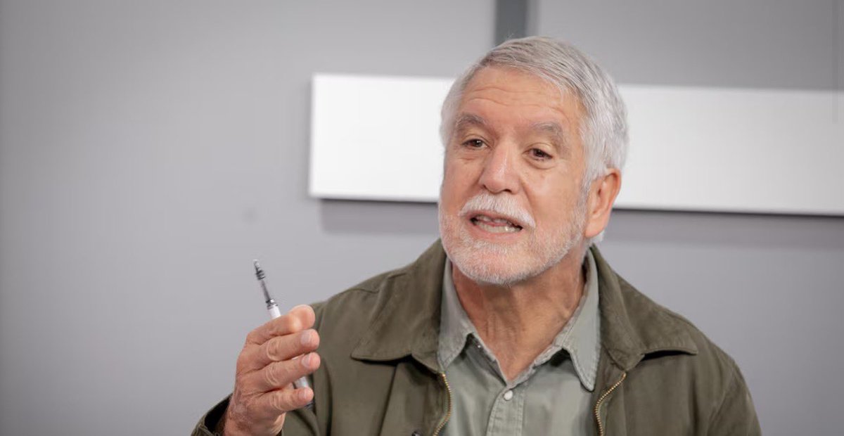 MonicaSaadeX's tweet photo. Quién más está de acuerdo que Enrique Peñalosa sería un excelente alcalde para Bogotá ?  
@EnriquePenalosa 🙋🏻‍♀️ https://t.co/1Y0qmMqa9j