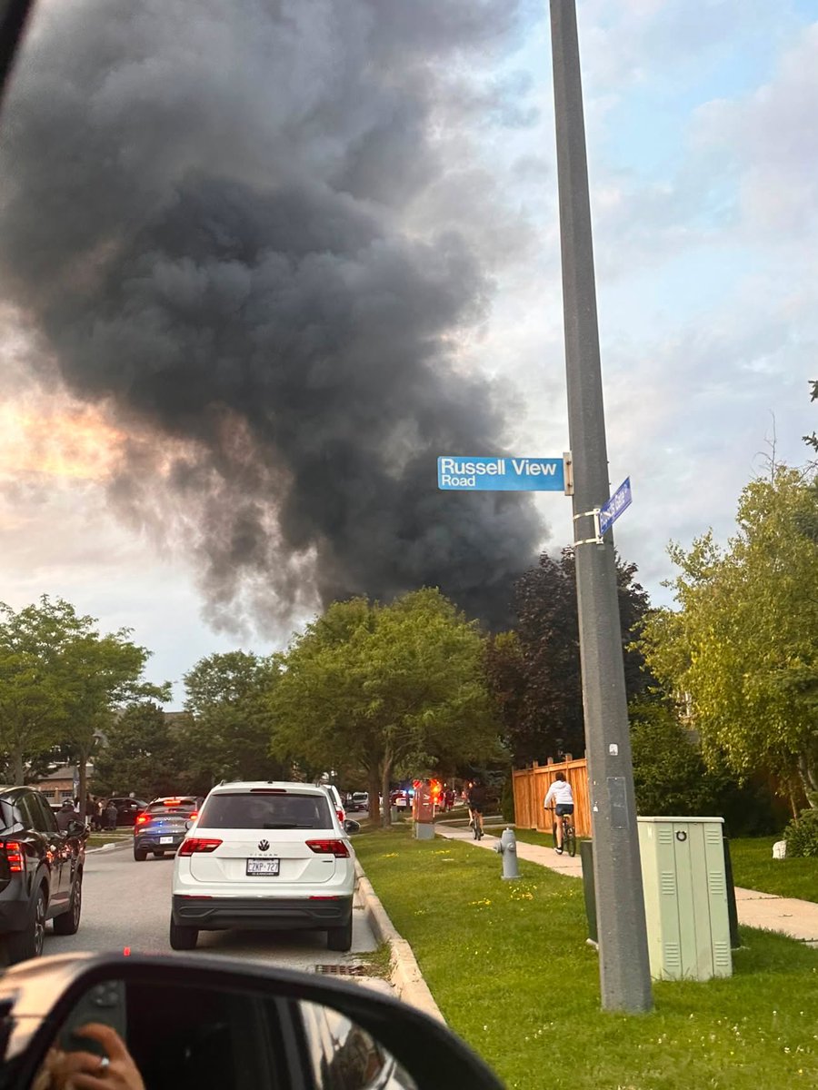 905hub_'s tweet photo. BREAKING: Massive fire breaks out in Erin Mills, multiple houses on fire. 

Follow @905hub_ for daily Mississauga updates. https://t.co/GyORzijsn6
