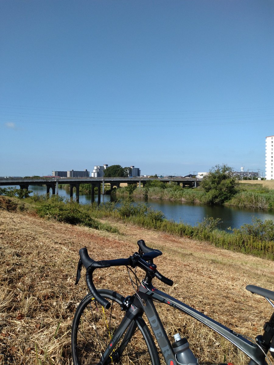 take785RS's tweet photo. …やはりハラ減ったw　のでモグモグタイム　何か今さら雲が出てきて走りやすそうw　昨日は @korekaite_shine  を見るがやはり面白い「じゃ〜ん」とか言っていろいろ漫画の道具を教えるセンセがカワイイw　そして何故か少し百合の方へ　来週も楽しみ　本日もお疲れ生でした～ https://t.co/iu5XB5DTkM