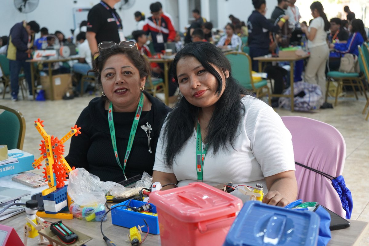 PeruEduca's tweet photo. 💡En esta segunda jornada de la Hackathon en Tecnologías Digitales 2026, los equipos continúan desarrollando sus propuestas, fortaleciendo sus ideas junto a mentores y convirtiendo los desafíos en oportunidades de innovación.
🚀Cada paso los acerca a una solución con impacto. https://t.co/y1ot1WDSYr