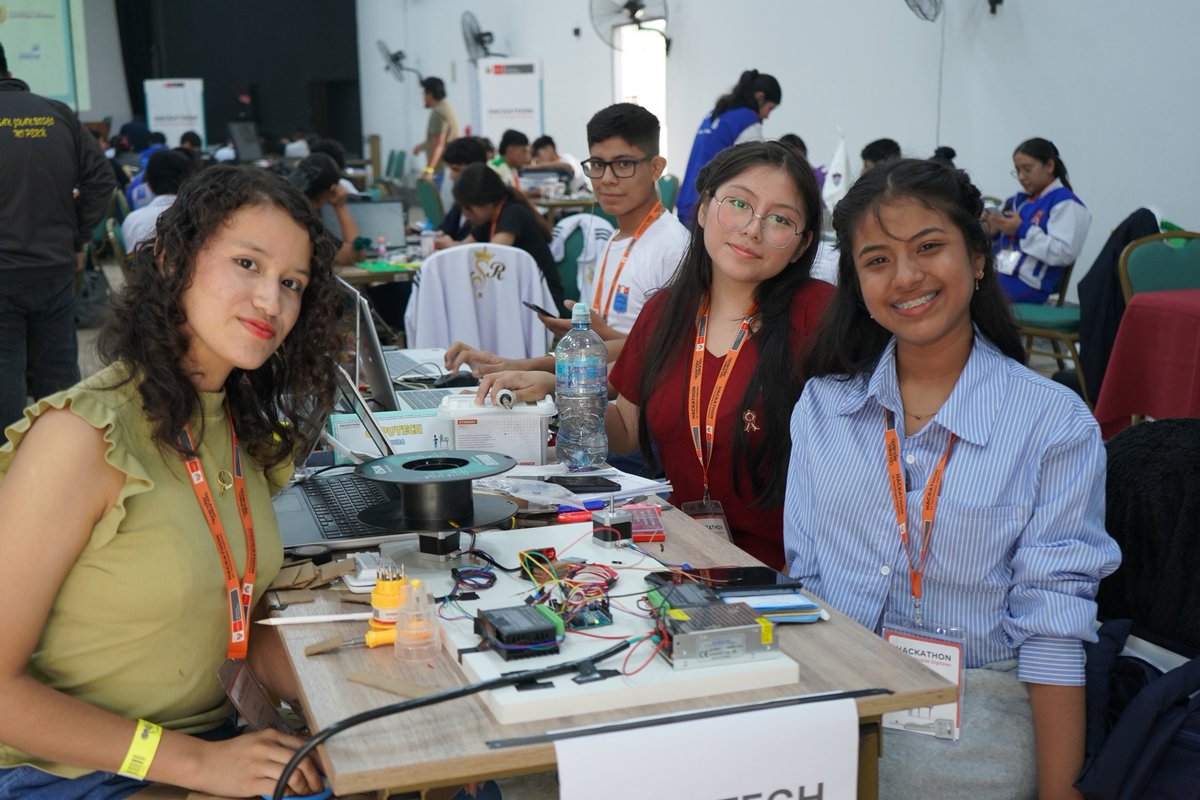 PeruEduca's tweet photo. 💡En esta segunda jornada de la Hackathon en Tecnologías Digitales 2026, los equipos continúan desarrollando sus propuestas, fortaleciendo sus ideas junto a mentores y convirtiendo los desafíos en oportunidades de innovación.
🚀Cada paso los acerca a una solución con impacto. https://t.co/y1ot1WDSYr