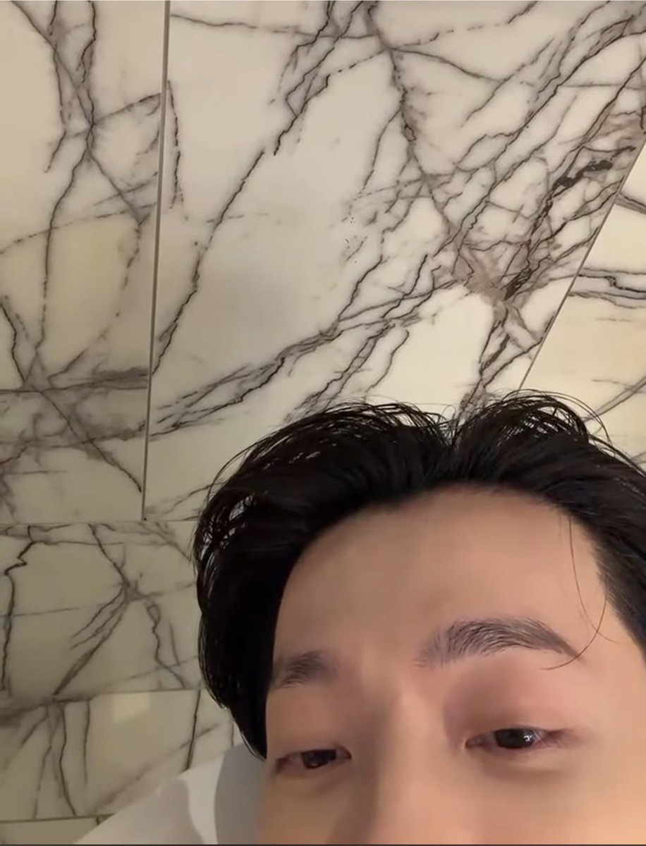 1986xDE's tweet photo. อาบน้ำพอทนเล่นเต่าพอเลย กิจกรรมชายวัย 40 ขวบเวลาอาบน้ำ #Donghae https://t.co/VvvBeABY3y