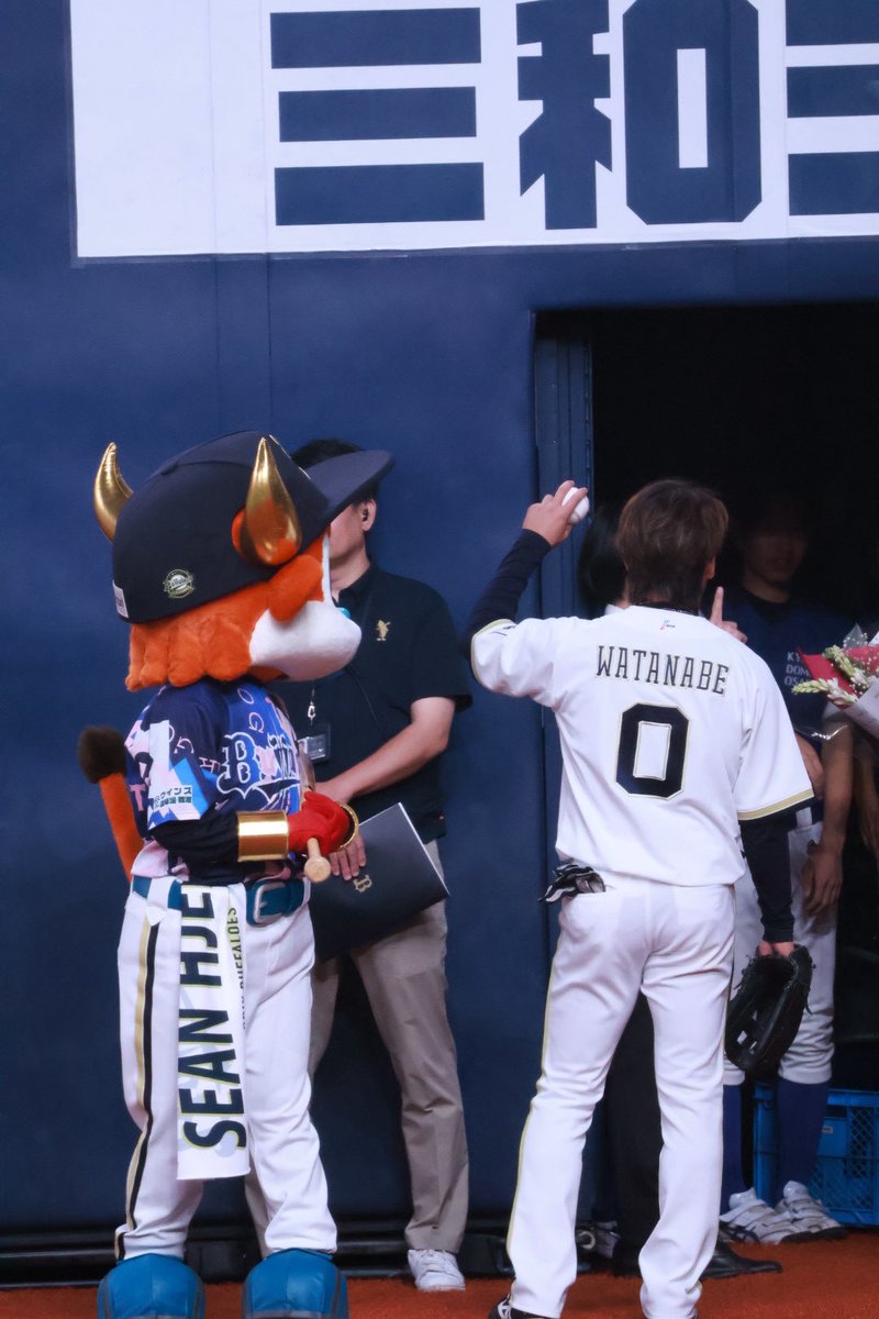 munenofan_'s tweet photo. ボールボーイにキャチボ誘いに行くはるちゃんと見守るブルくんがかわええ
#渡部遼人
#Bs2026 https://t.co/CeXedbn75C