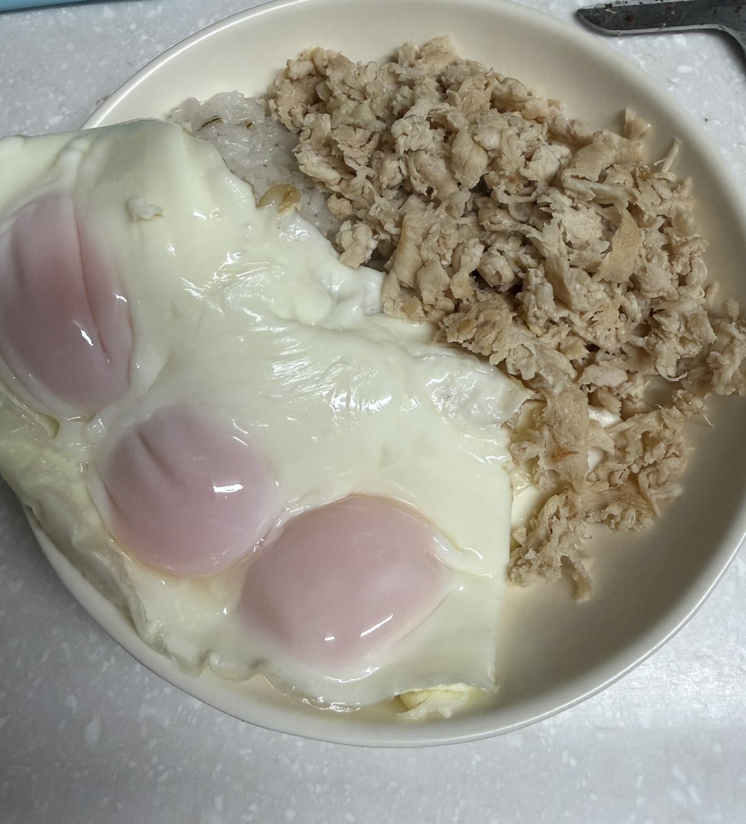topiko_s2's tweet photo. "これを食べれば痩せる"
という食事は無いけど

これを食べれば痩せます
🍚100g
🥚3
🐓100g https://t.co/y0Hba23DAD