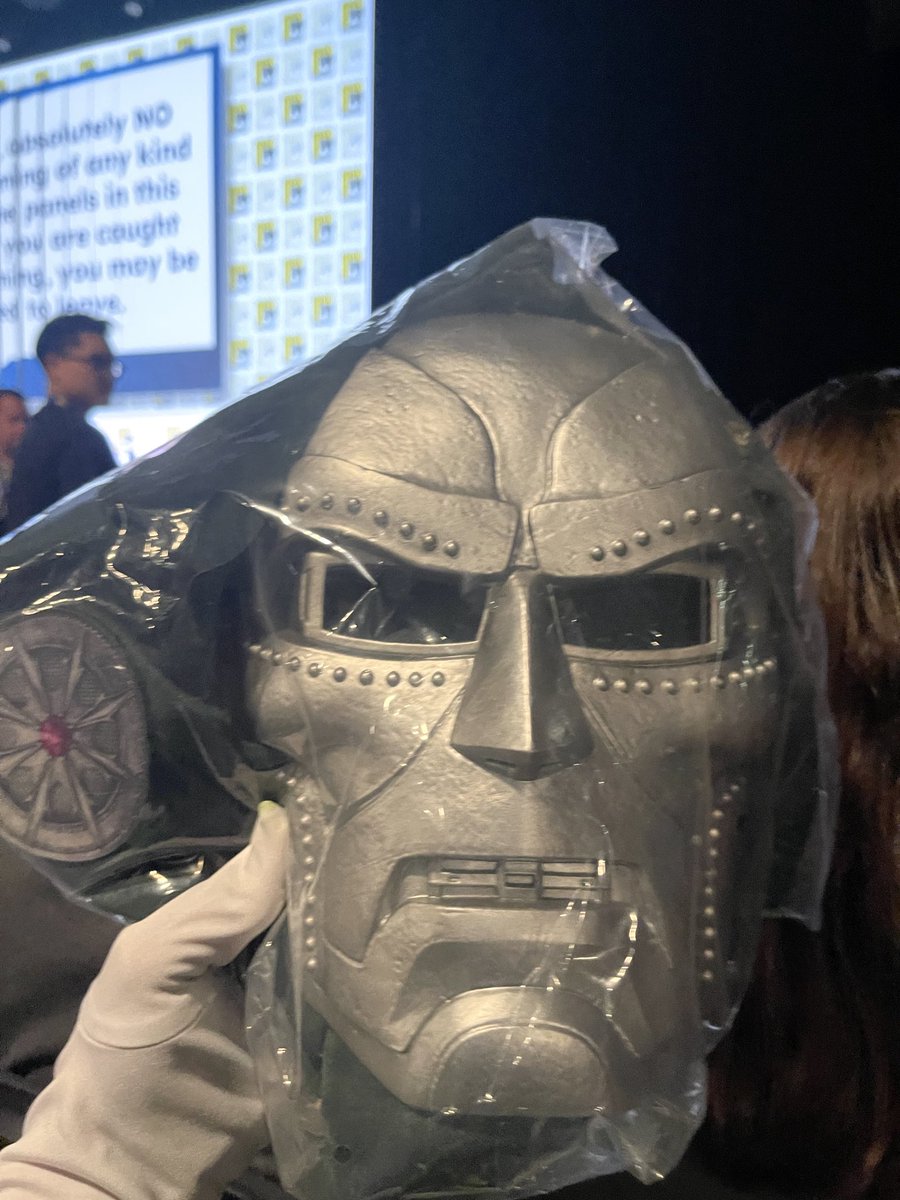 flameonf4's tweet photo. theyre giving away doom masks at #SDCC marvel hall h :D https://t.co/i1QiYtHGIa