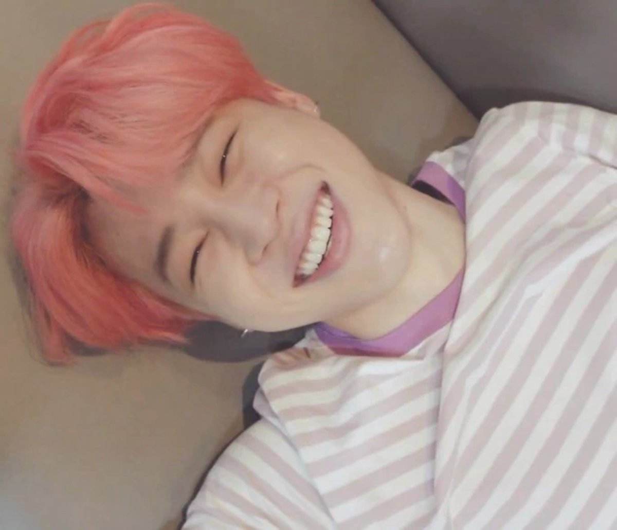 marlukm_'s tweet photo. 𝘈𝘓𝘓 𝘈𝘓𝘖𝘕𝘎 🌷| #kookminau #kookmin #jikook
Mientras PJ intentaba enamorar al chico del que lleva años enamorado con una flor distinta cada mañana, Jk solo podía mirar desde lejos cómo la persona que amaba seguía rompiéndose el corazón... https://t.co/zvATj1AZ7V