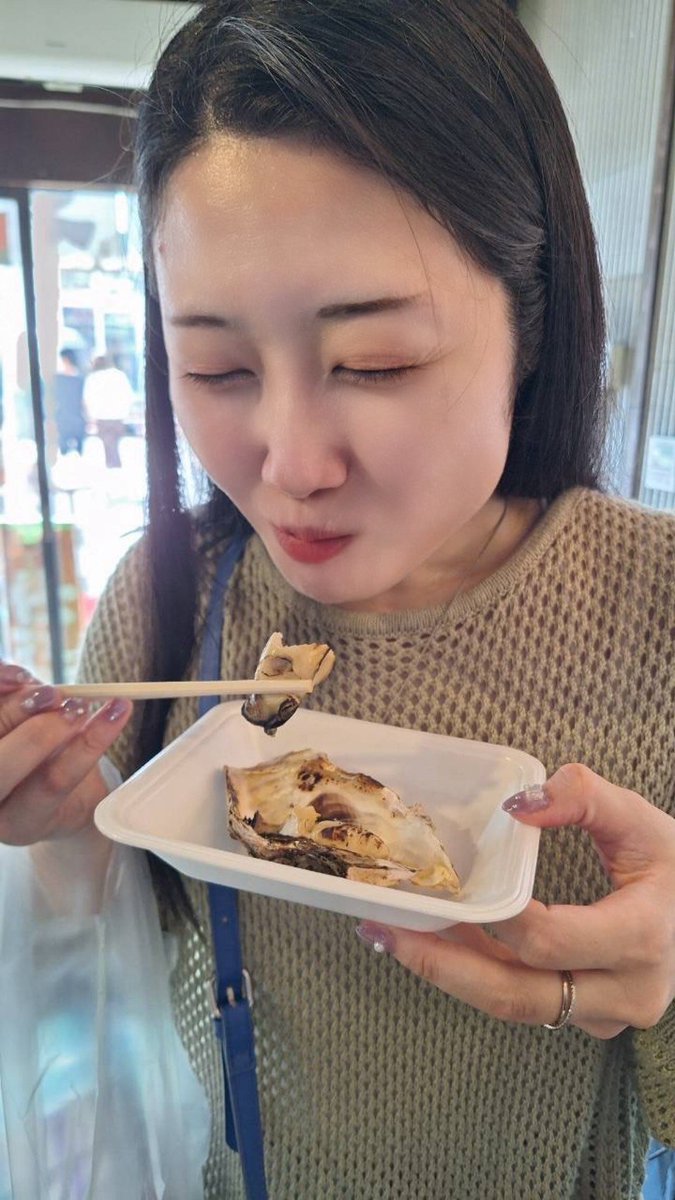 Bone_jet_'s tweet photo. 昨日は結婚記念日でした。

妻は好物の牡蠣を。
いつも自分に憚って食べないでいてくれていますが、至福そうです。

充実した一日。
幸せな一日でした。 https://t.co/2eh6aoNjBv