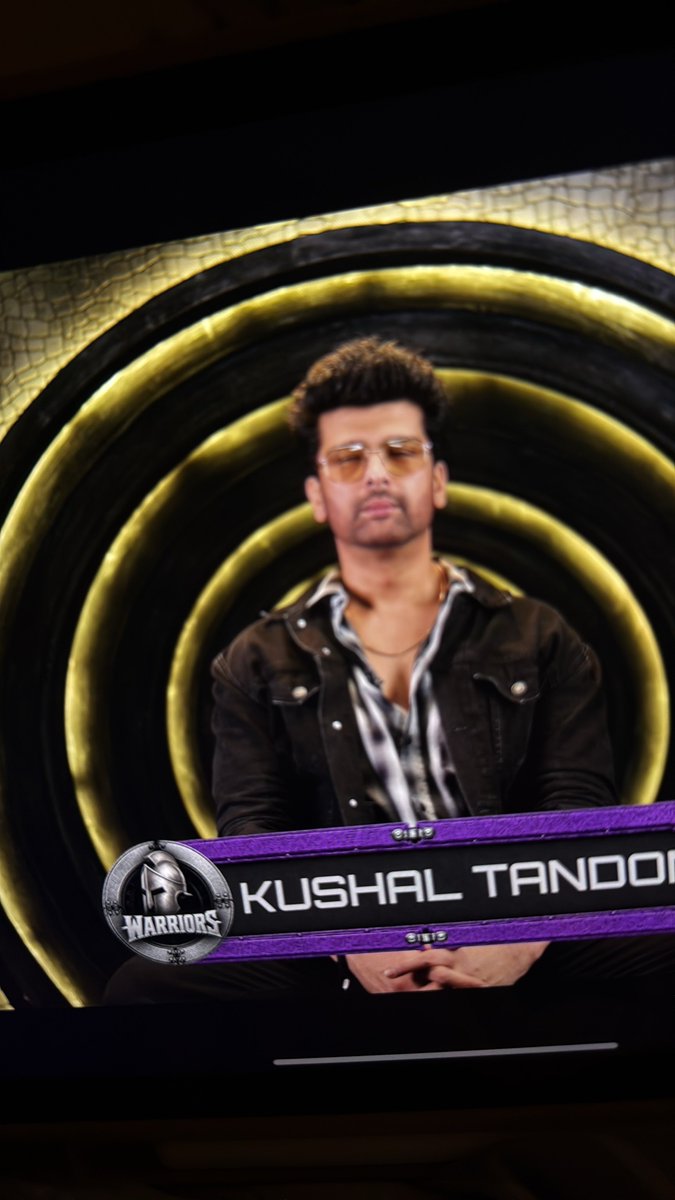 MunebaC's tweet photo. He has a face u just want to slap! That’s how irritating and arrogant he is. #thealliance #Kushaltondon 🤡 https://t.co/Y8tiuZSCNw