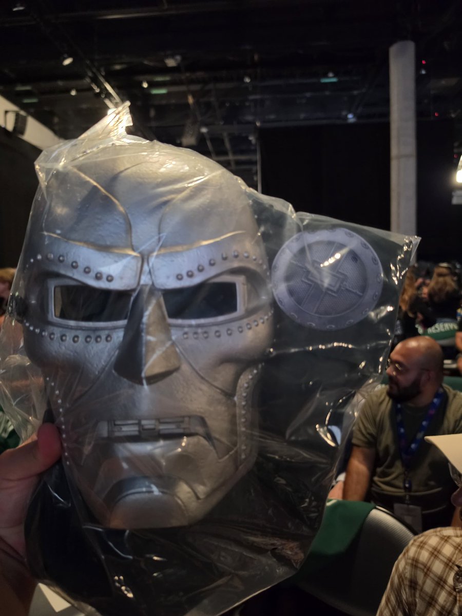 DiscussingFilm's tweet photo. A Doctor Doom mask and cape has been handed out to all attendees at the Marvel Studios #SDCC panel.

Follow @DiscussingFilm &amp; turn on notifications https://t.co/bBIknfk0F3