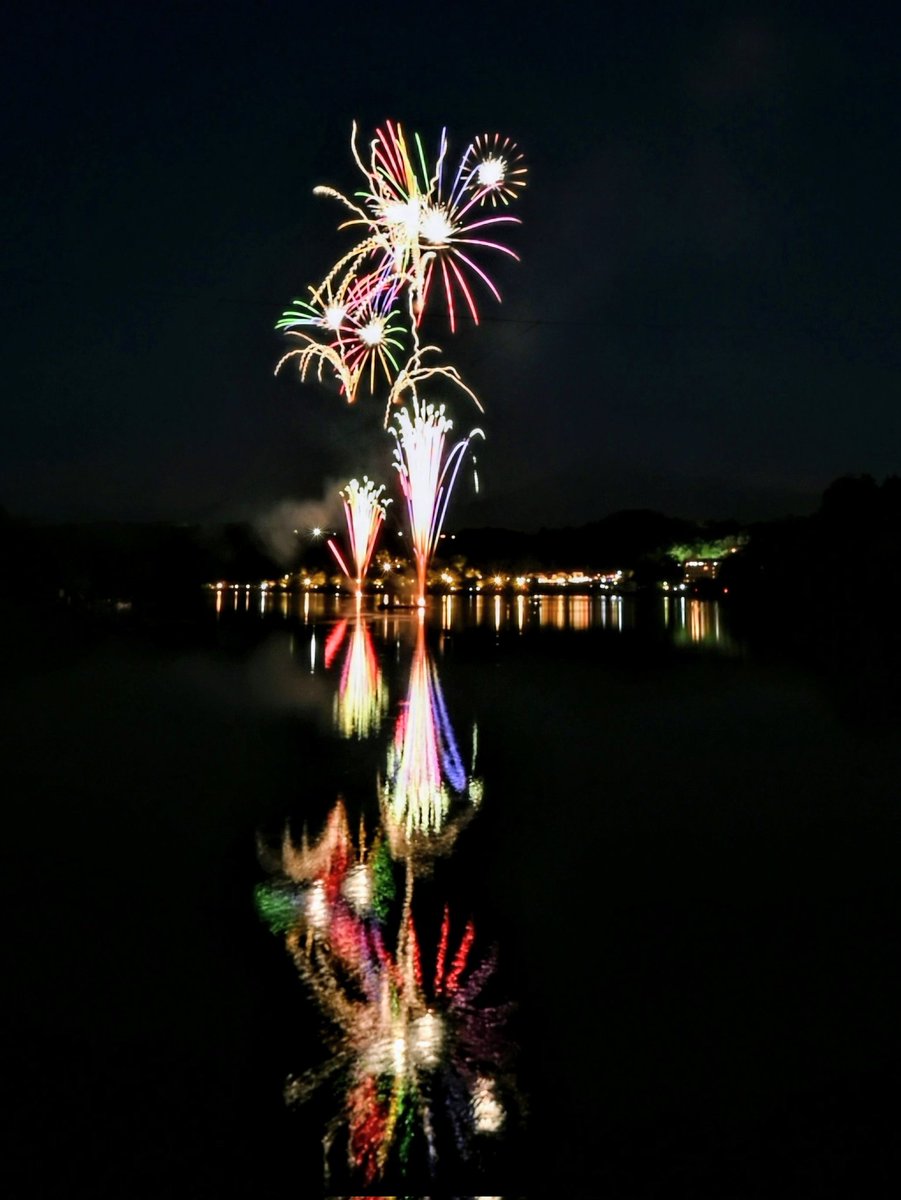 hrmc2016i8's tweet photo. 第53回 恵那納涼水上花火大会🎆
湖面に写り綺麗でした🎇
撮影日：2026年7月25日
撮影場所：岐阜県恵那市大井町
カメラ：Nikonz6ii
湖面に写り綺麗でした🎇(合成無しです)
#恵那納涼水上花火大会 #恵那峡 https://t.co/bM8vBuKocL