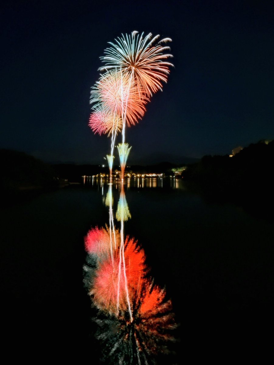 hrmc2016i8's tweet photo. 第53回 恵那納涼水上花火大会🎆
湖面に写り綺麗でした🎇
撮影日：2026年7月25日
撮影場所：岐阜県恵那市大井町
カメラ：Nikonz6ii
湖面に写り綺麗でした🎇(合成無しです)
#恵那納涼水上花火大会 #恵那峡 https://t.co/bM8vBuKocL