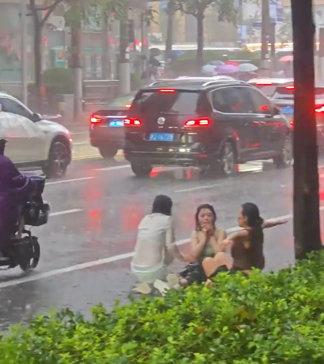 hzbajs's tweet photo. A stranger gave me an extra umbrella when I was stuck in the sudden heavy rain. Kindness turns a bad day around. https://t.co/aSul21vOc7