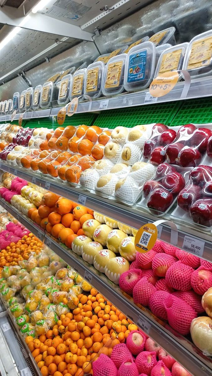 Threadforge_'s tweet photo. Tadi malam di Farmer's lagi milih jeruk ada cewe milah milih jeruk juga sambil nyium aromanya. Tau² dibelakangnya si suami bilang : 'kamu mau? beli aja,' 
Cewe itu naroh jeruknya : 'gak kok, masih banyak yang mau dibeli,' Sambil pergi ninggalin ke arah lainnya

But u know wat apa yg terjadi? Kali ini suaminya yg samperin tu rak jeruk, dia ambil plastik, dan dibungkus 2 plastik penuh. Sambil blg ke staff farmer : 'mas tolong timbang,ini istri saya suka jeruk,'

Biasa yah diliatnya?Tapi buat gue..
Ini bahasa lain si Suami cinta istrinya. Dia tau istrinya suka buah jeruk tp seperti istri pada umumnya dia gak tega buat beli makanan yg belum penting² amat. Suaminya notice hal kecil gitu.. 
Gak semua cowo bisa peka dengan kondisi sesederhana gini

And yess masih banyak pernikahan yang so sweet yang dipenuhi cinta kayak si mbak dan mas nya ini