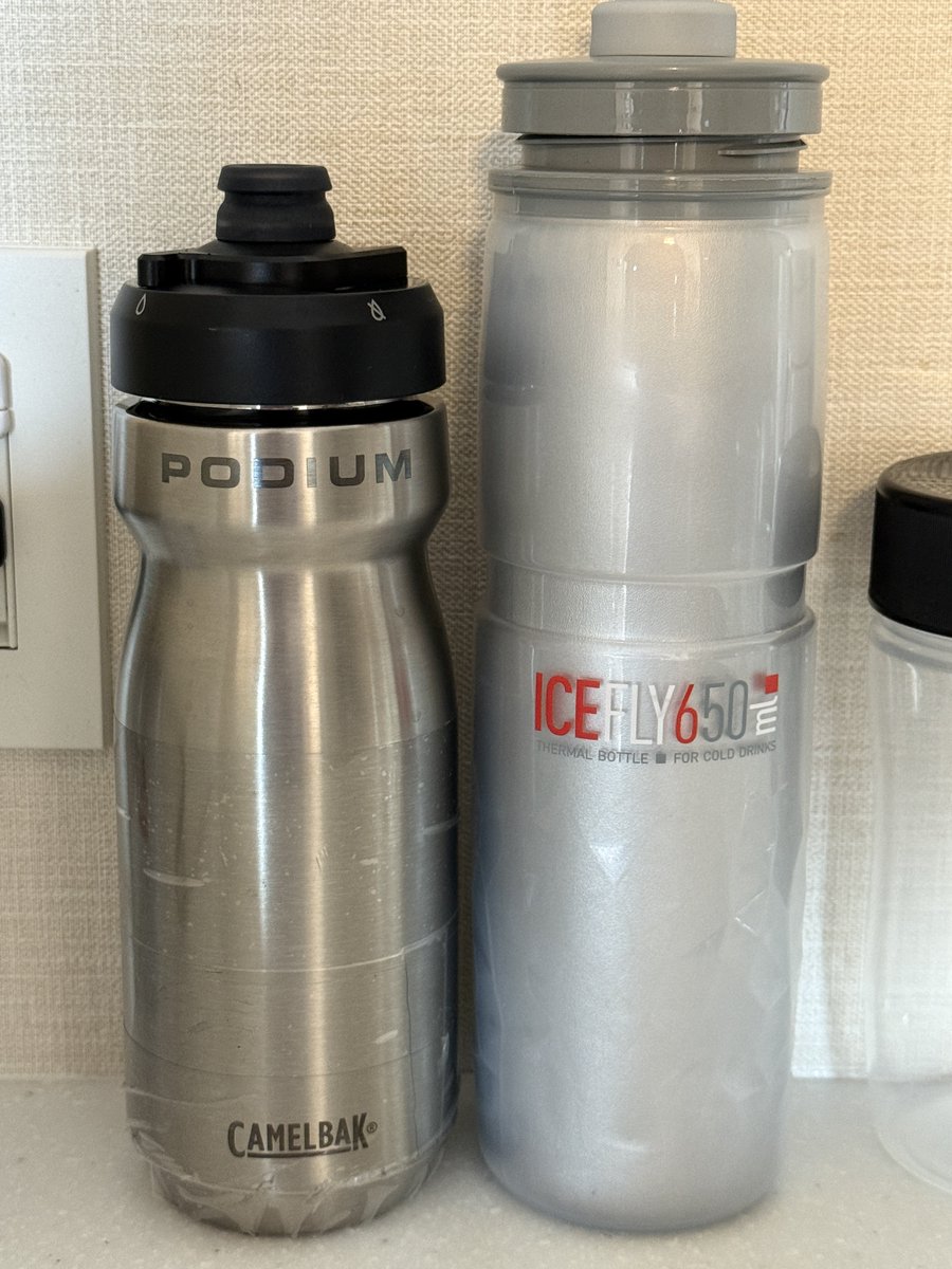 sstkn's tweet photo. 保冷ボトルはステンレスとICEFLYだったけど、この組み合わせも良かった。

氷パンパンにしてICEFLYに電解質系、ステンレスに氷水。

ステンレスからキンキンな水を飲んだり腕に掛けたりICEFLYに移したり。いい感じに冷たい状態でキープできてたと思う🥳

ICEFLYも氷が割と持ってくれたのが良かった！ https://t.co/EBQp9PQ85a