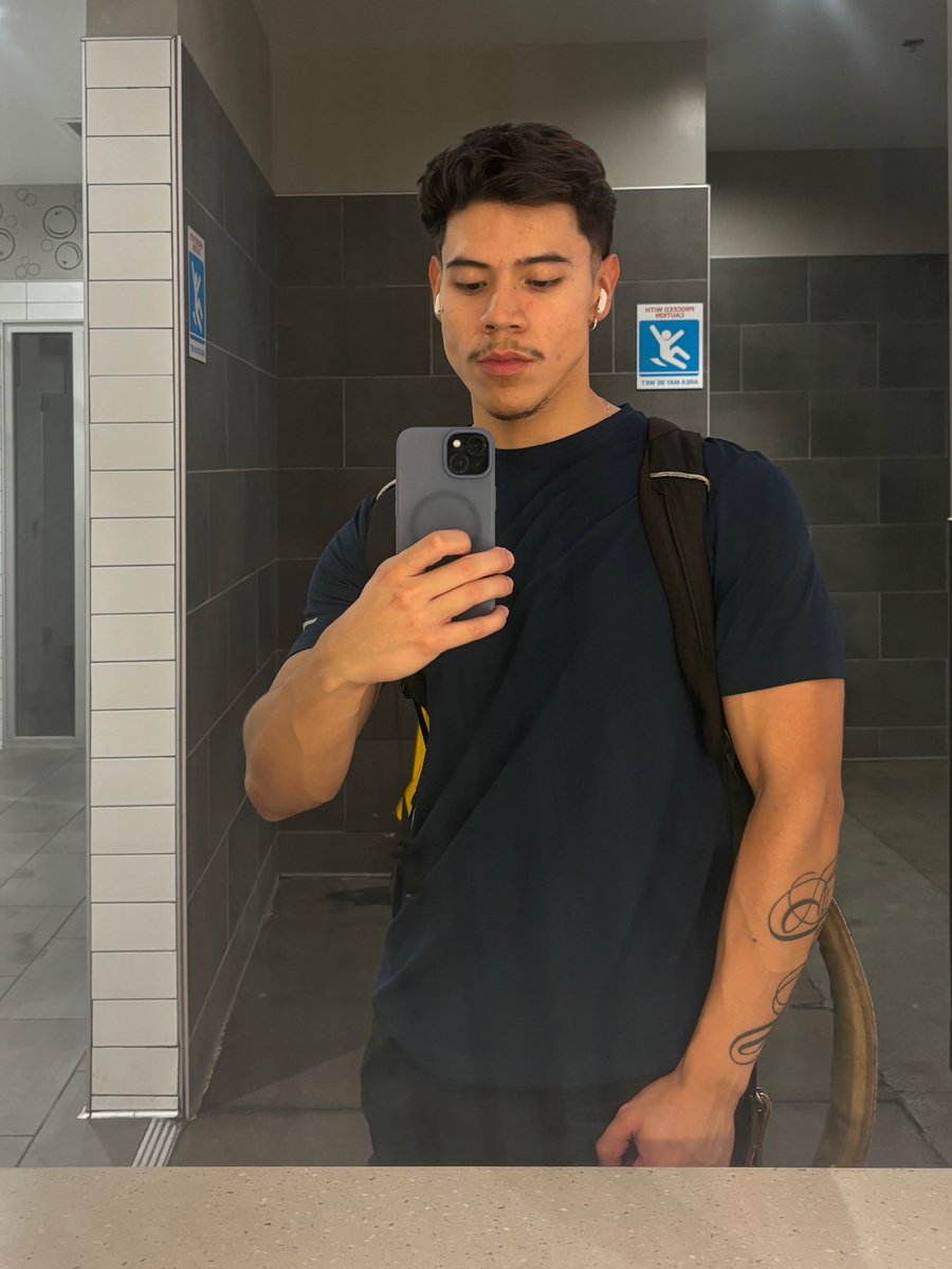 hokagejosu's tweet photo. Gay guy flops in newly shared gym photos https://t.co/wkKVFuokGL