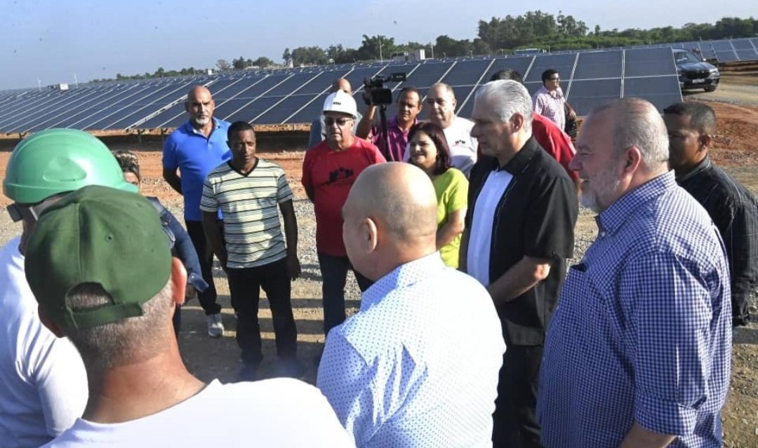 DrRobertoMOjeda's tweet photo. La importancia del cambio de la matriz energética se reafirma en medio del cerco estadounidense. En #PinarDelRío, junto a @DiazCanelB, llegamos al parque solar fotovoltaico Santiago Miguel, que dota a la provincia de mejores condiciones para enfrentar el déficit de generación. https://t.co/MlkT0qehJz