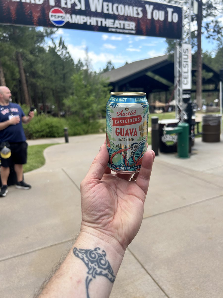 MikeRDzign's tweet photo. My boys kept pushing the ciders and fruity drinks on me at the beer fest. This one was so crisp and refreshing. @drinkeastciders #guavacider @PepsiAmpFlag https://t.co/x0O3amp9Gk