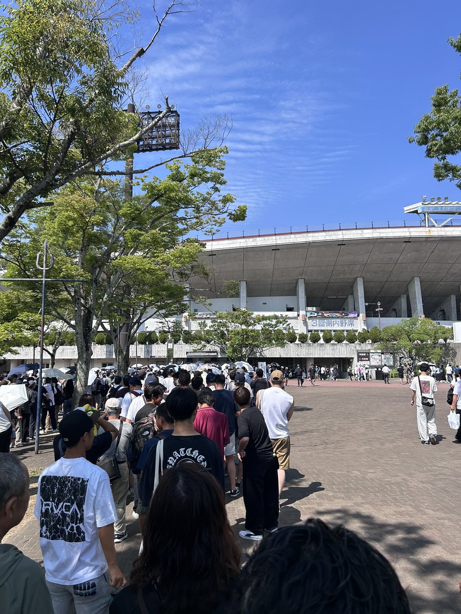 lindelm_ep's tweet photo. 高校野球の兵庫大会決勝を見に来たけど、1時間前に着くつもりで来たけど駐車場は並んでめっちゃ遠いとこになり、入場券もめっちゃ長い列…ここまでとは思わなかった😅 https://t.co/pT0IAzjCD7