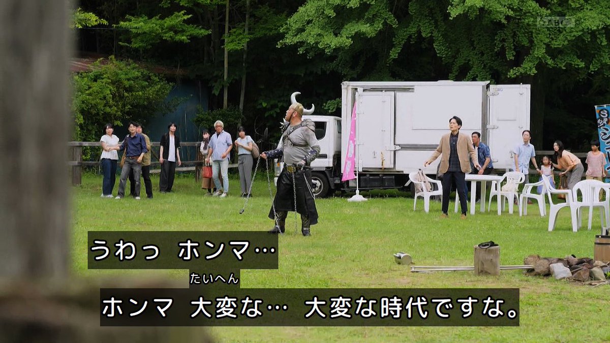 GzqeET3JJiCeuEu's tweet photo. 1話ゲストの鎖球のコーザを演じるは野生爆弾のくっきー！さん！

金曜ラヴィット！を見てる私には嬉しい人選で、近年は大河ドラマの豊臣兄弟にも出演されていて役者で見る機会も多いです。

#nitiasa 
#オメガホーン
#角醒ハンターオメガホーン https://t.co/xGTWvmdxVZ