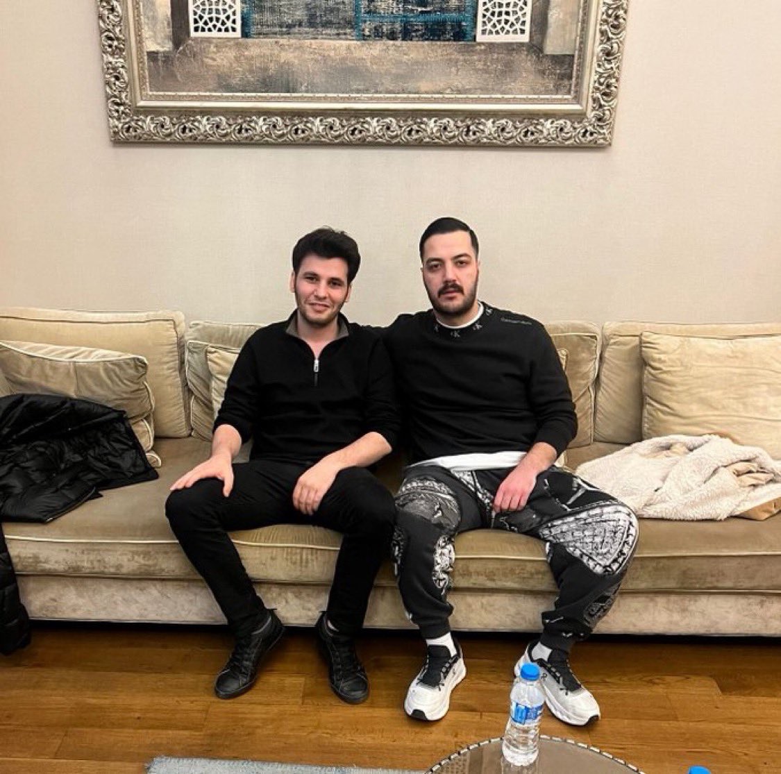 KadrrGala's tweet photo. @Nuribey90 @TheKaradayiX @Insider_Usr1907 Her kuşun etini yermiş 
En son ananı yağızın altından topluyordun 
Ananı yağıza pazarlıyordun sonra tasmanı tutan itler seni uyardı 
Sonuç resim bu erkek seni tuttuğun takım gibi kaşmersin lolilop https://t.co/IyPy8tmbn3