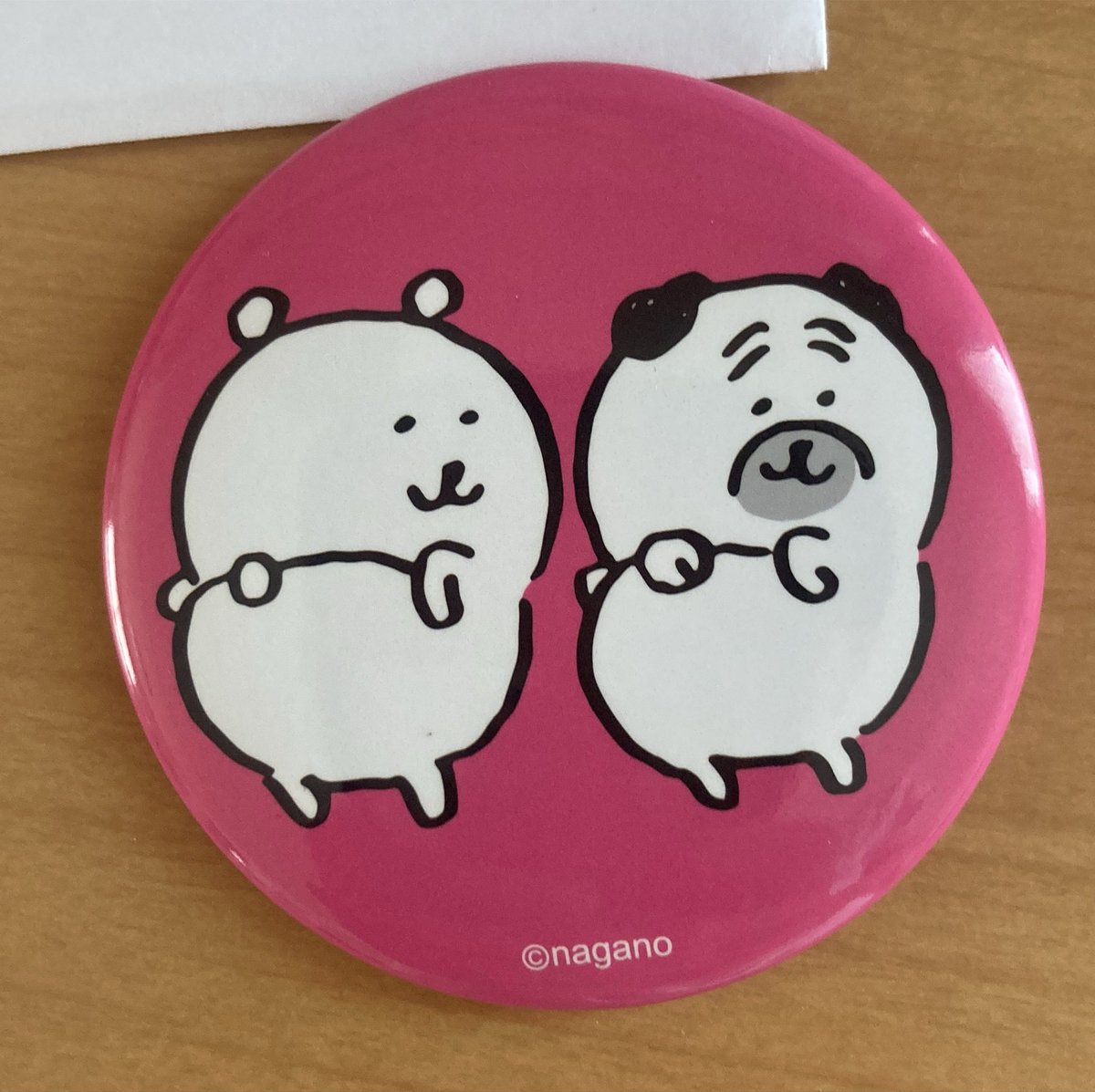 わからんアニメの缶バッチの山 みい山のアニメ化より、こちらにケツを向ける自分ツッコミぐまとパグ