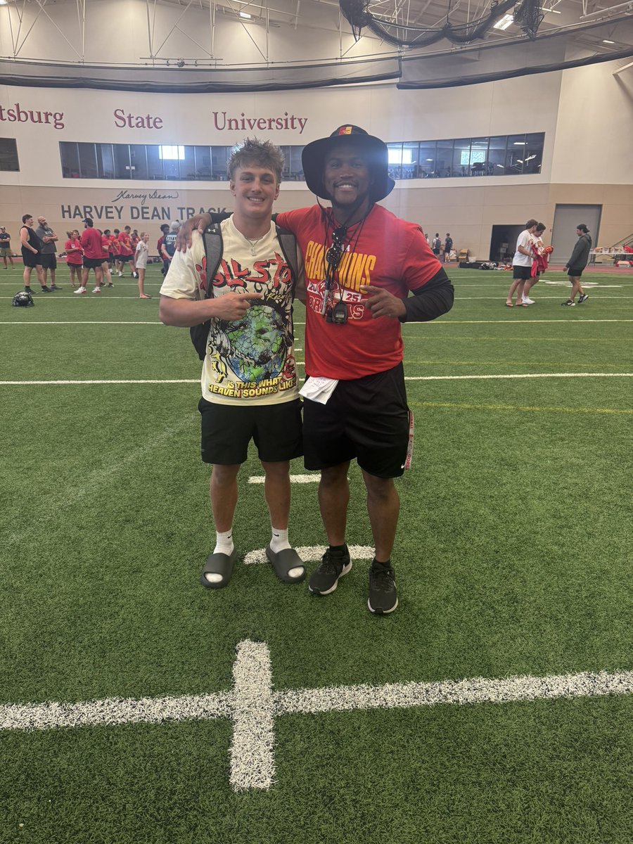 bodhishay1's tweet photo. Had a great camp at Pitt state today, and great coaching from @i_am_jg6 I appreciate the tips and had great talks with @jerekbutcher_47 @PSUCoachSmith @_Gospeed23 Go gorillas🦍 https://t.co/dpuiccCXHR