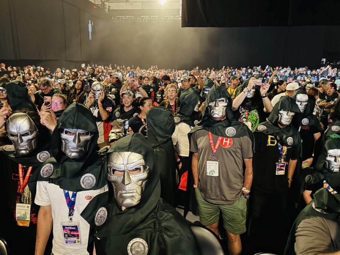 joaoguillll's tweet photo. SIMPLESMENTE O PÚBLICO DO HALL H COM A MÁSCARA DO DOUTOR DESTINO. https://t.co/nkZihO7KQb