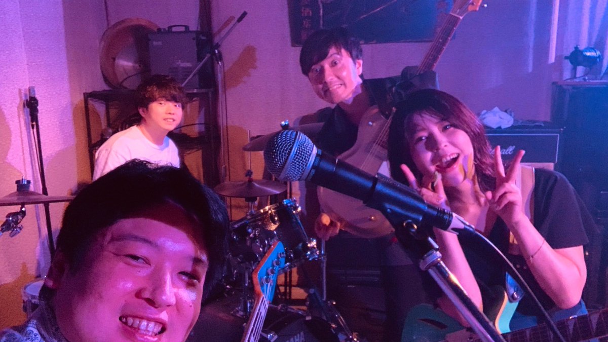 shabon_oOO's tweet photo. Handwired Garageライブ開始14周年ライブありがとうございました！
対バンの皆様素晴らしくて本当に素敵な夜でした。
またみんなでお祝いできるようにシャボンも楽しく頑張ります。

1.サイレン
2.termina
3.リフレクション
4.27時の呼吸法
5.星夜のワタリドリ
https://t.co/fo0ivKf9pe
7.雲の隙間に https://t.co/cPlCZR8tTm
