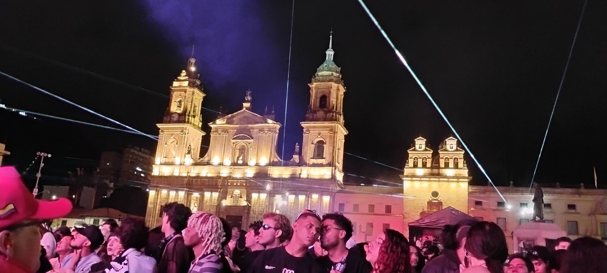 valaaguelaquesi's tweet photo. #Momentum desde la Plaza de Bolivar en Bogotá https://t.co/Fohs4miArs