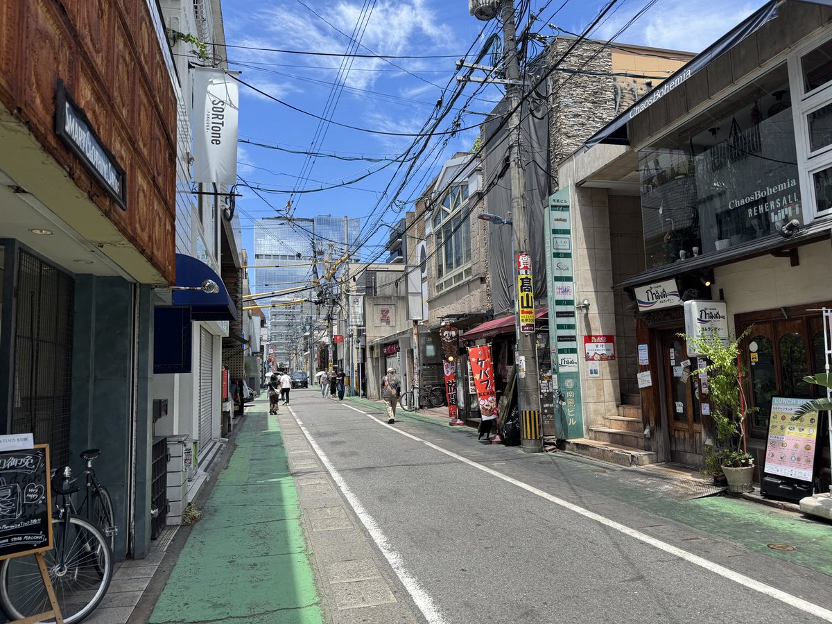 SOLTIC's tweet photo. 献血の後に大名散策
裏通りの裏道で人並んでるが
前情報無いので躊躇する×3 https://t.co/UmATQlxxac