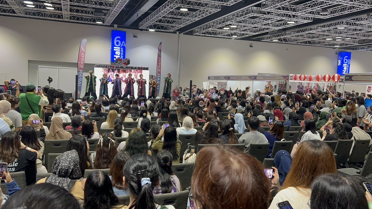 B2takes's tweet photo. JAPAN EXPO in Malaysia2日目ありがとうございました！

ライブ2ステージありまして
日本から駆けつけてくださったB2ぴーぽーのみなさまも朝早い時間からありがとうございました！

本日はJAPAN EXPO3日目！
よろしくお願いいたします！ https://t.co/R2uzFjXtQC