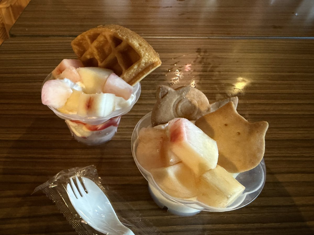 syuu301's tweet photo. 飯坂温泉の桃まつりにきた！
あかつき買えたし、食べたかったパフェも食べれて幸せ😊 https://t.co/jTO7iLckxC