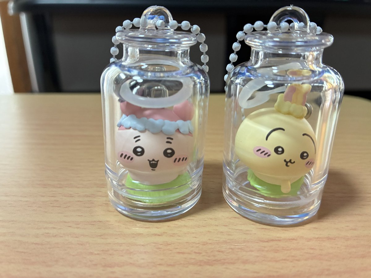 ammynrk's tweet photo. 他の方のツイートみて真似したら！
なんて素敵なの〜！！
うさぎちょっとおしりくねってるから入れづらかったけど(笑)
飾ってもいいね💕︎
#ちいかわ 
#人魚の島のひみつ 
#セリア https://t.co/DpBV9z0Gx3